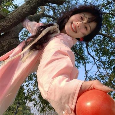 坐在酒吧里吃蛋糕